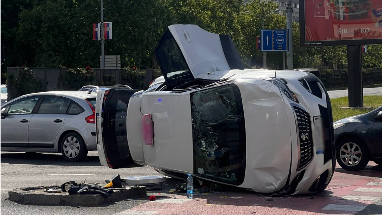 Prevrnuti vozilo kod Ušća