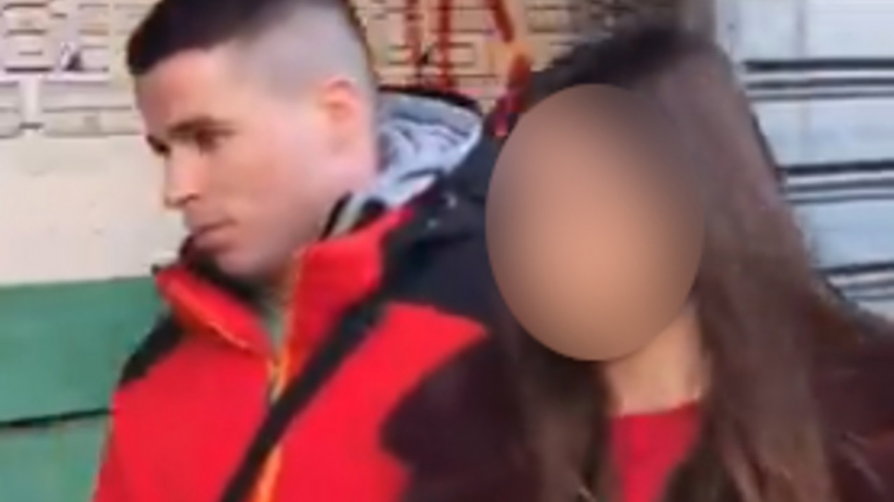 Devojka pokušala da pregazi redara