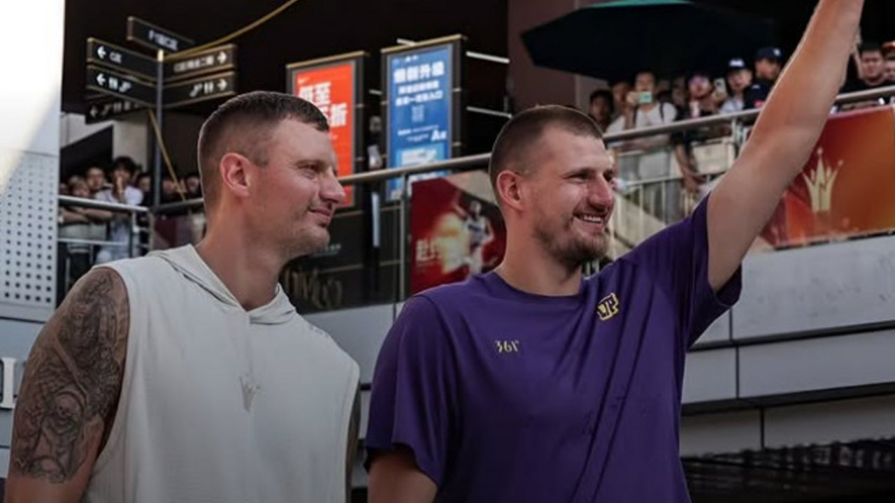Nikola Jokić sa bratom Nemanjom u Kini