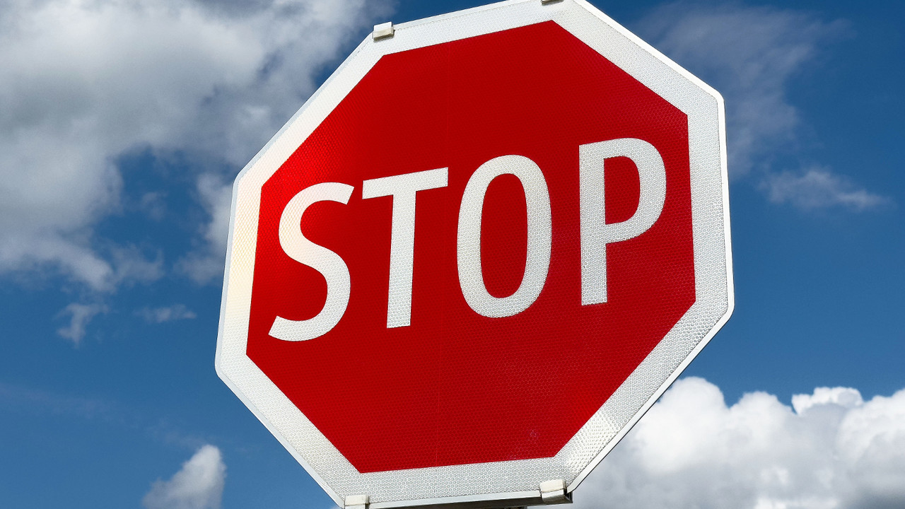 Znak STOP u prepoznatljivoj crvenoj boji