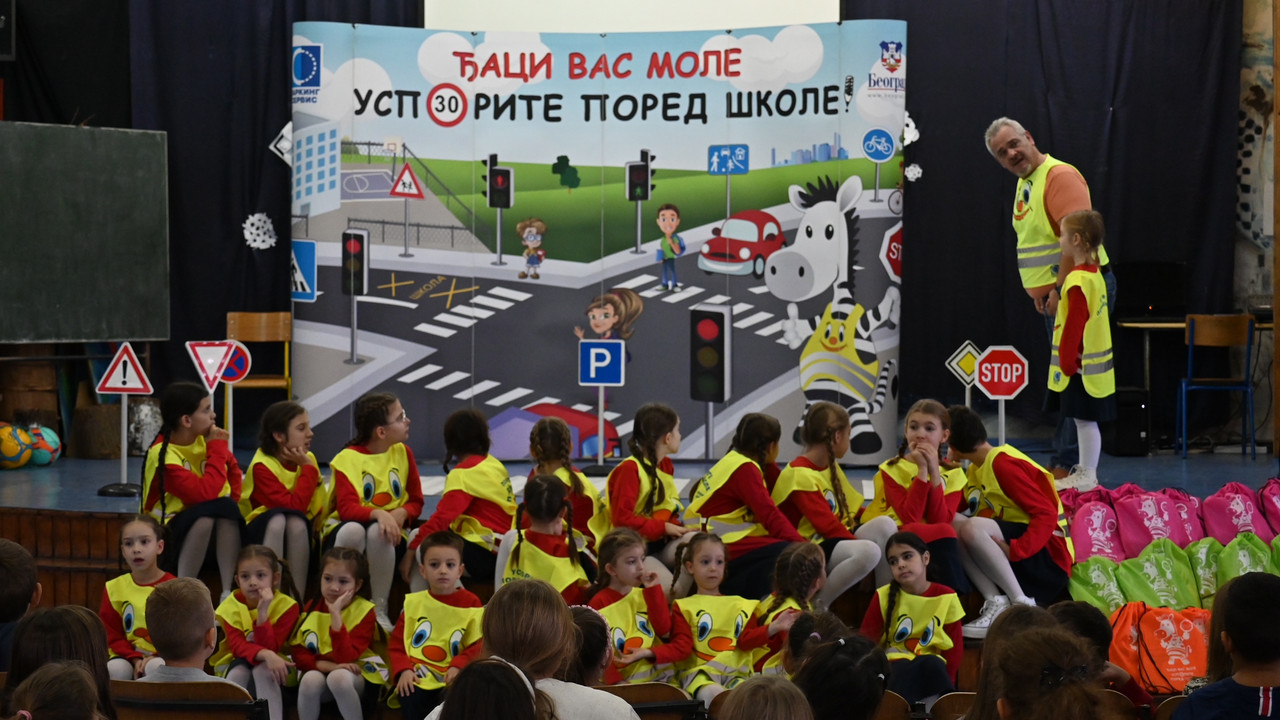 Đaci vas mole usporite pored škole 