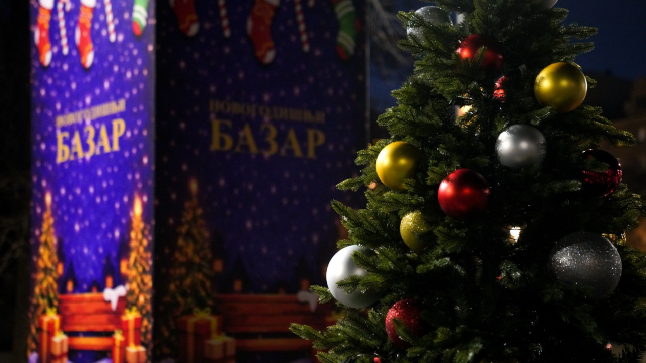 Novogodišnji bazar ispred Narodne skupštine