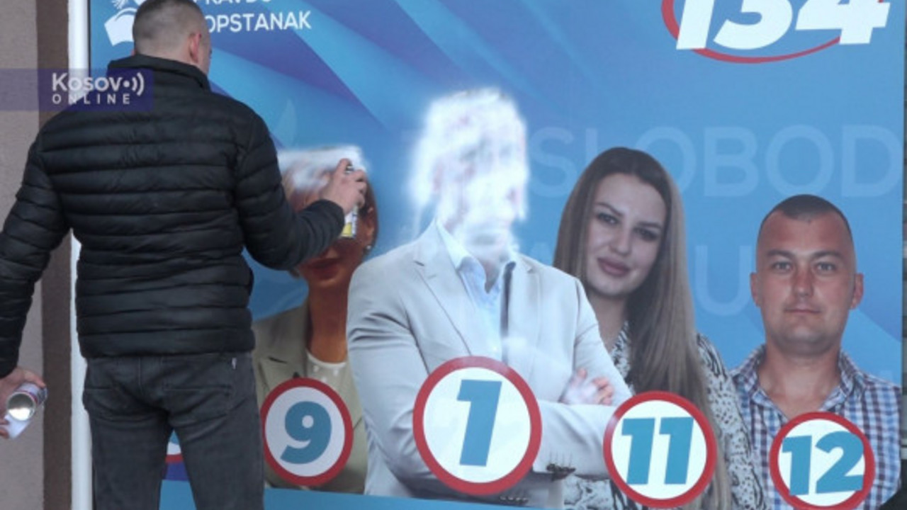Leposavić, prefarbani plakati na prostorijama stranke Nenada Rašića
