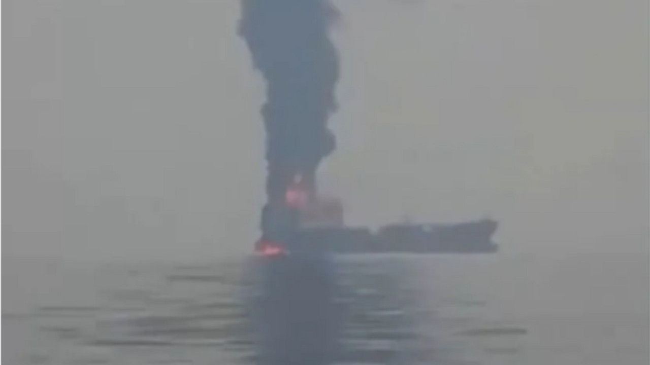 Pogođeni tanker u plamenu