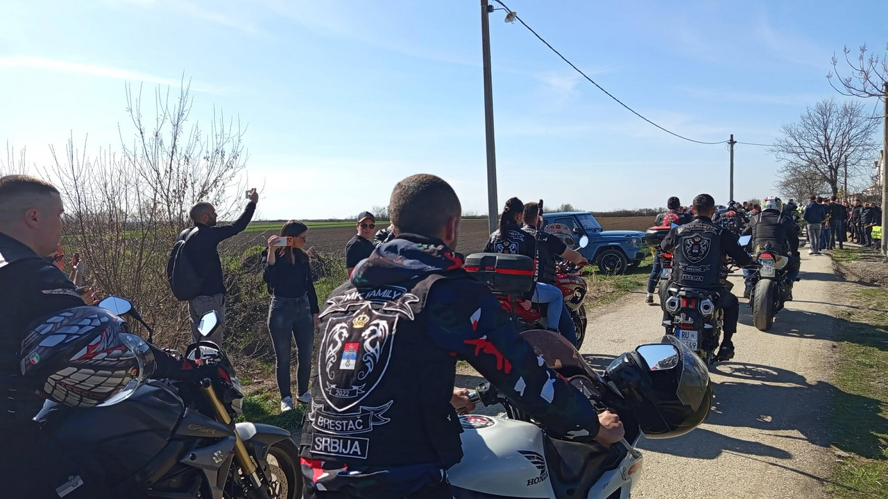 Stigla kolona bajkera da odaju počast Draganu