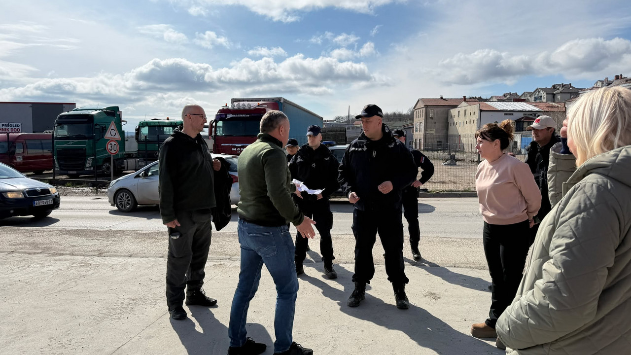 Napad blokadera u Boru na prolaznika