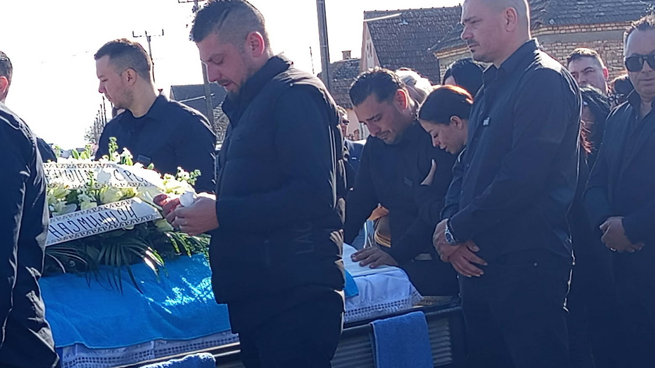Darko Lazić u povorci na sahrani brata u Brestaču