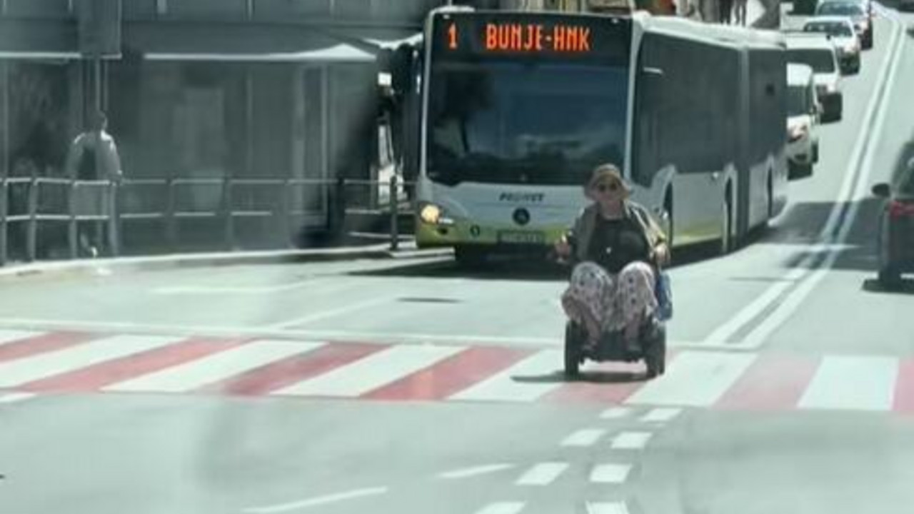 Baba nasred ulice vozi električna kolica