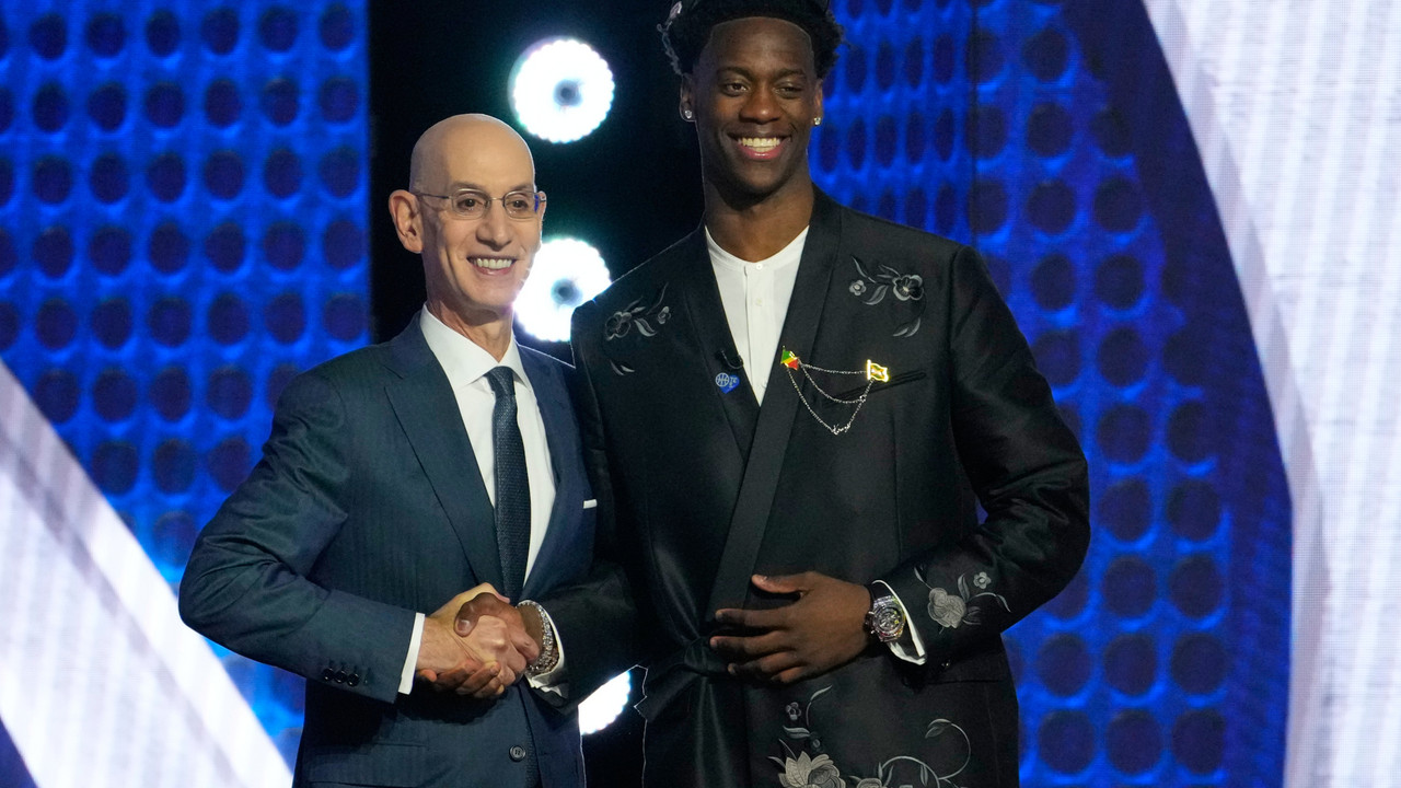 Adam Silver i Ej Džej Dibantsa (desno)