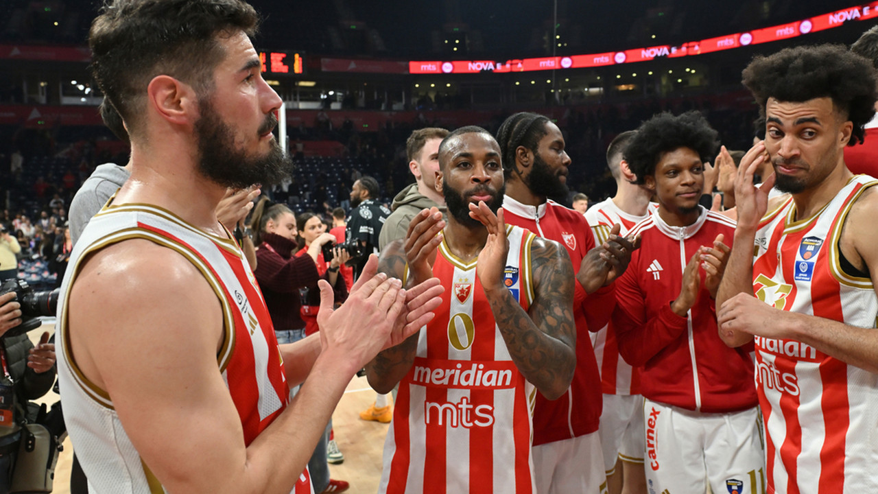 Džordan Nvora (desno)