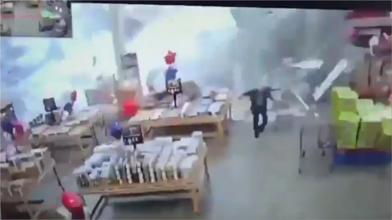 Plafon se srušio u prodavnici