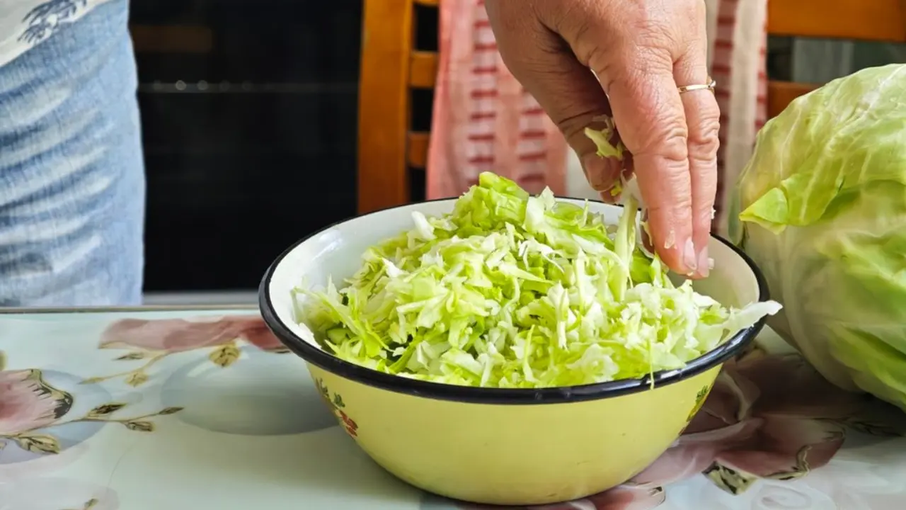 KUPUS SALATA KAO IZ NAJBOLJIH RESTORANA: Tajna je u redosledu dodavanja ...