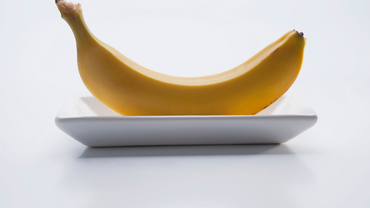 banana na stolu