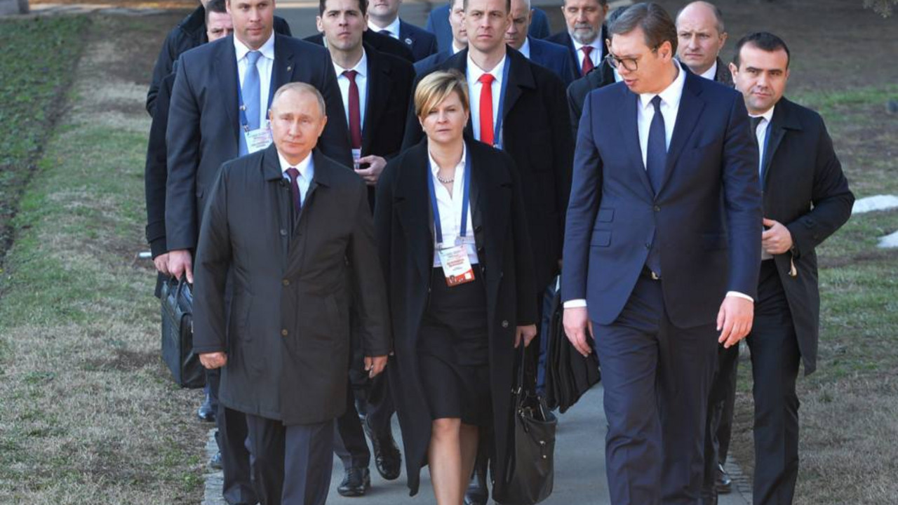 Ruski specijalac nosi crni kofer iza Putina