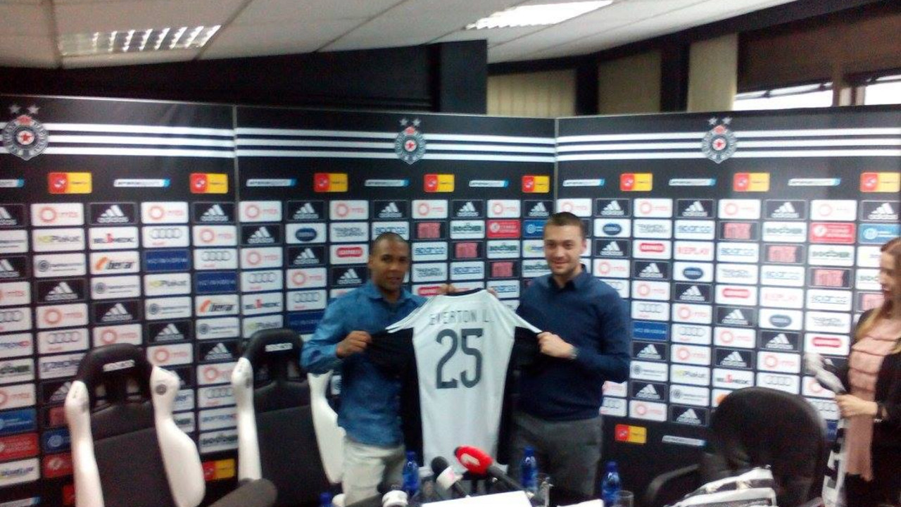Everton Luiz sa dresom Partizana
