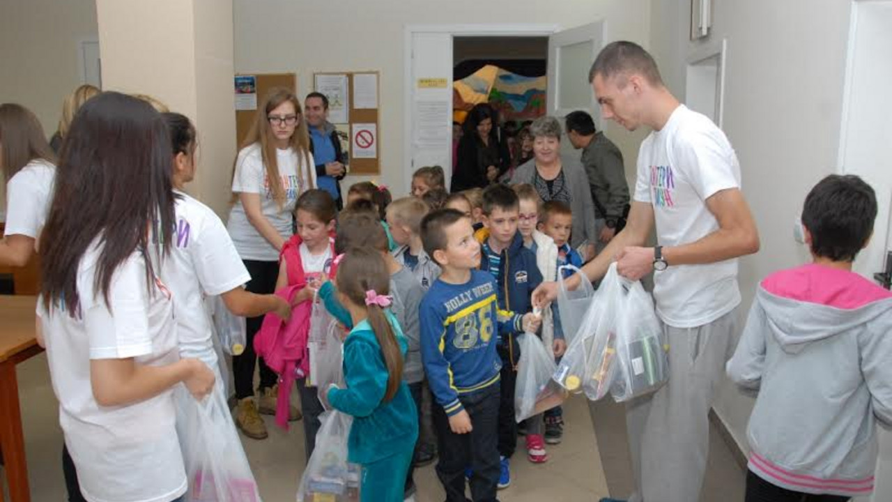 volonteri daju poklone deci u Zemunu na predstavi