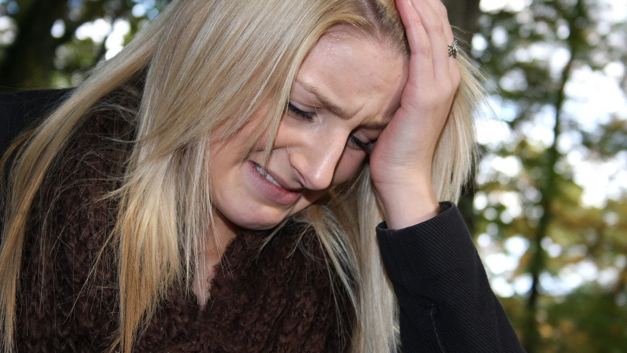 žena plače