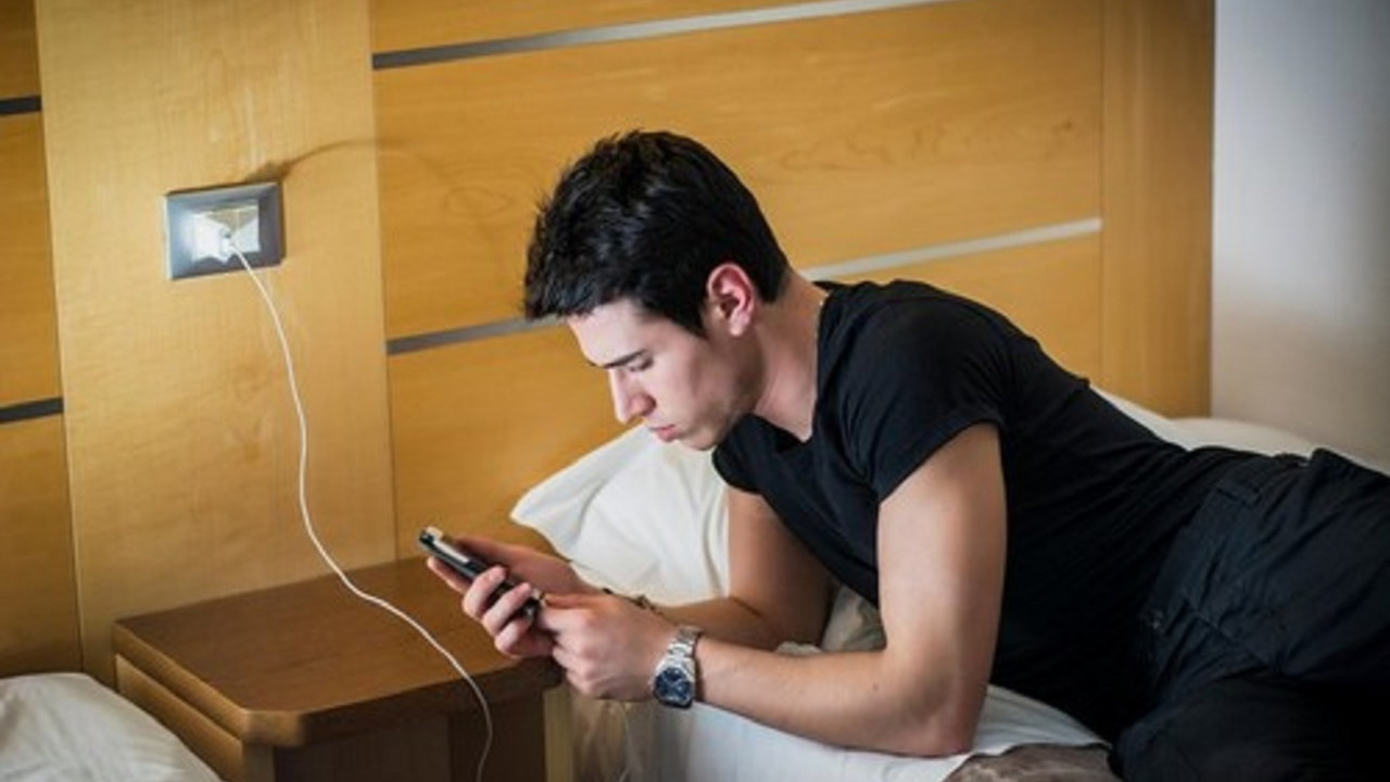 mobilni telefon na punjaču tokom noći
