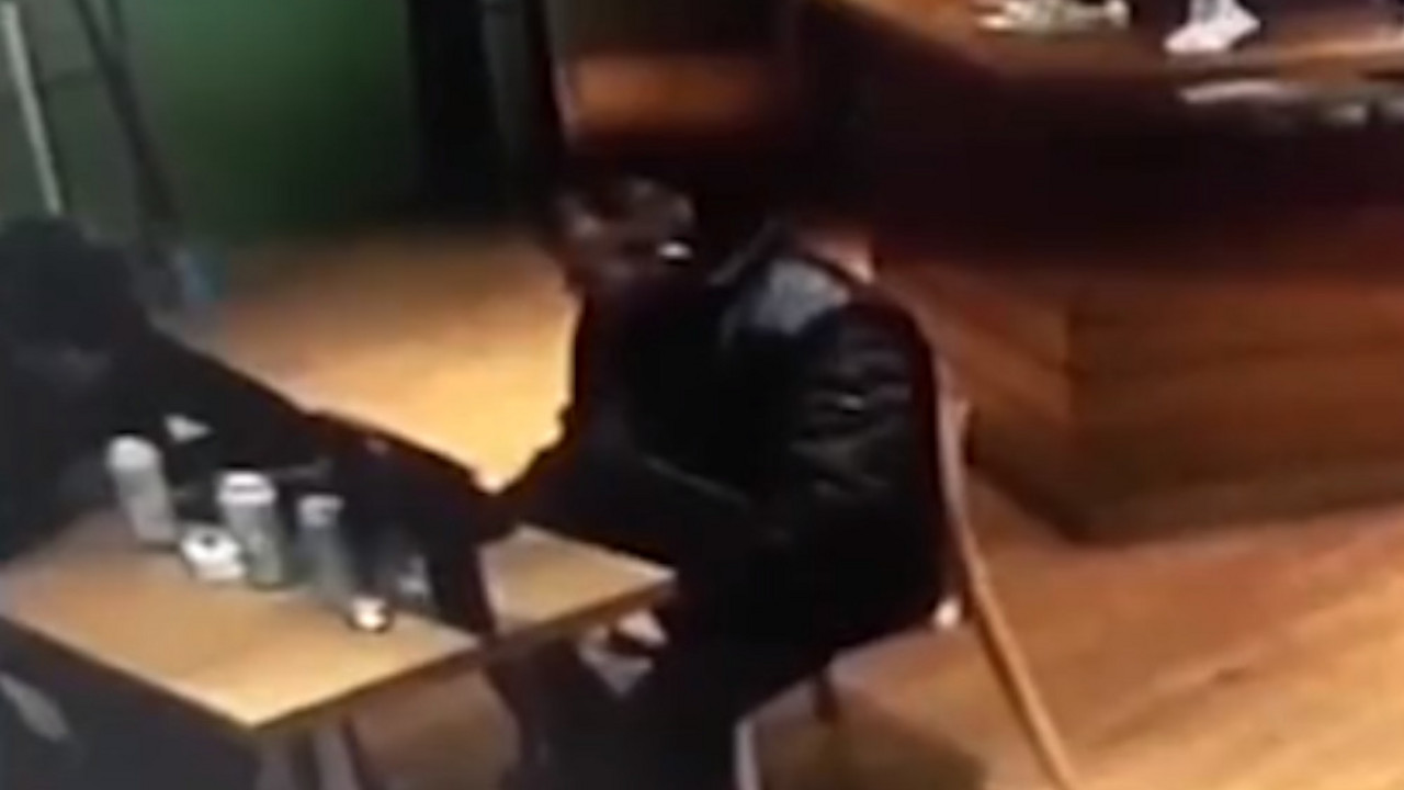Sedeli zajedno za istim stolom