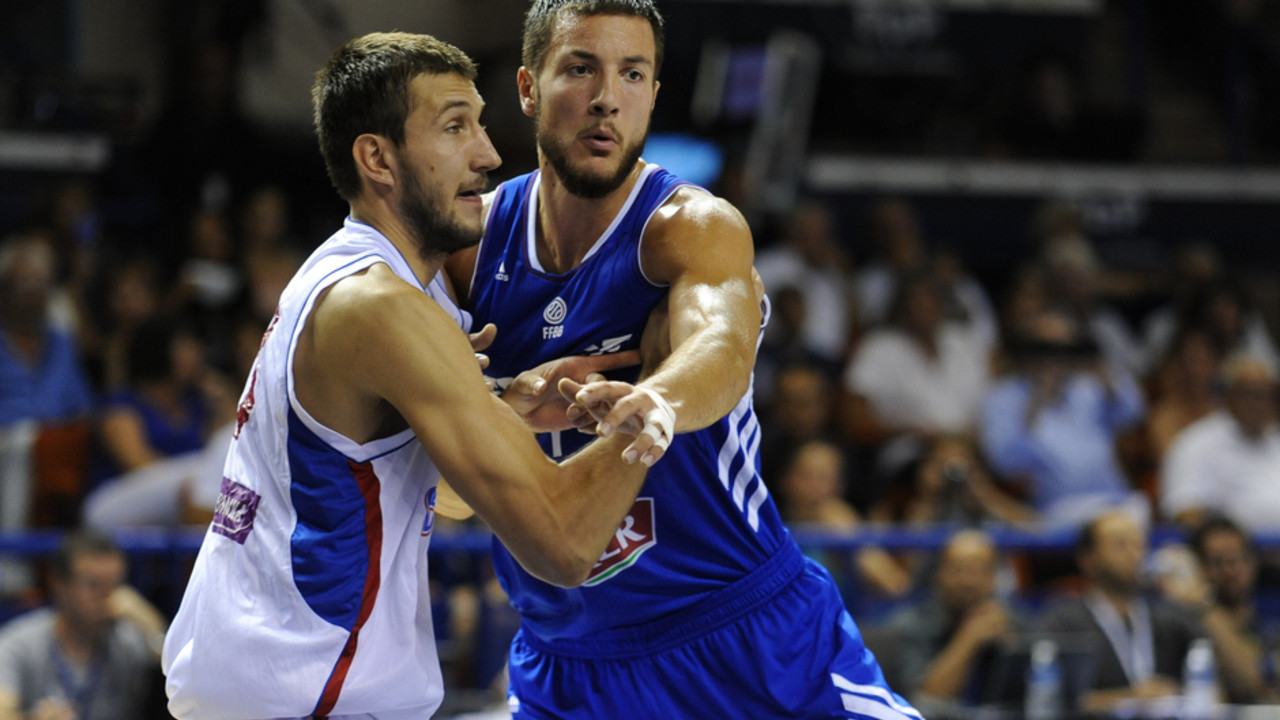 Stefan Birčević i Žofri Lovernj u duelu na meču Francuska - Srbija na turniru u Pou