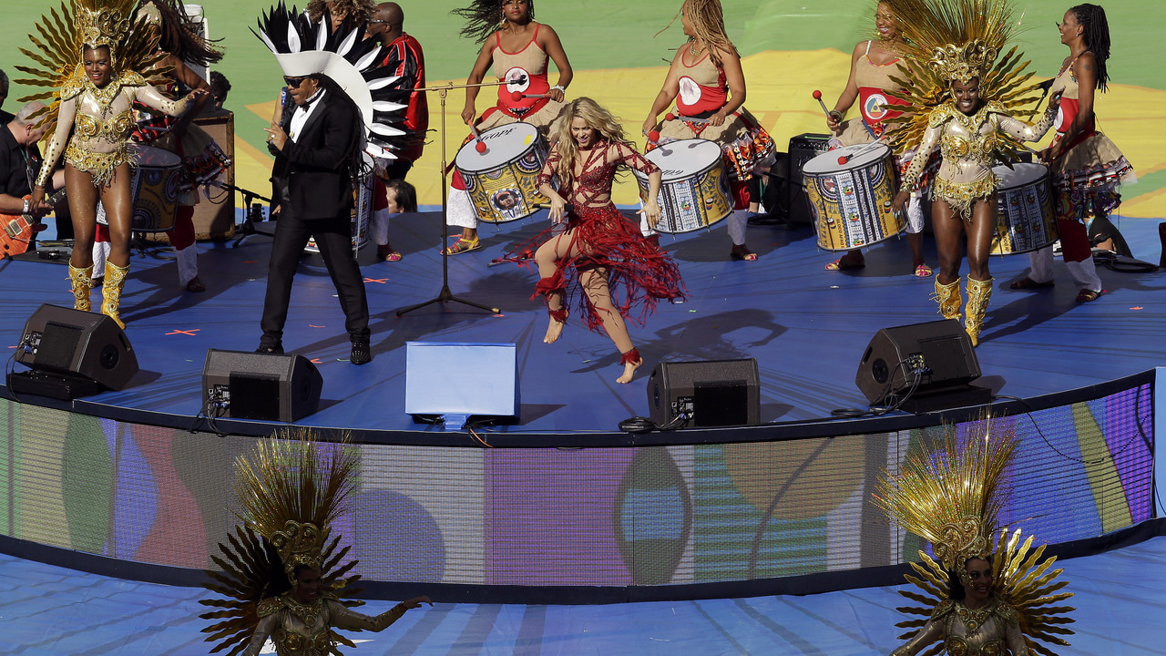 Kolumbijska pevačica Šakira i Karlinjos Braun na ceremoniji zatvaranja Mundijala u Brazilu
