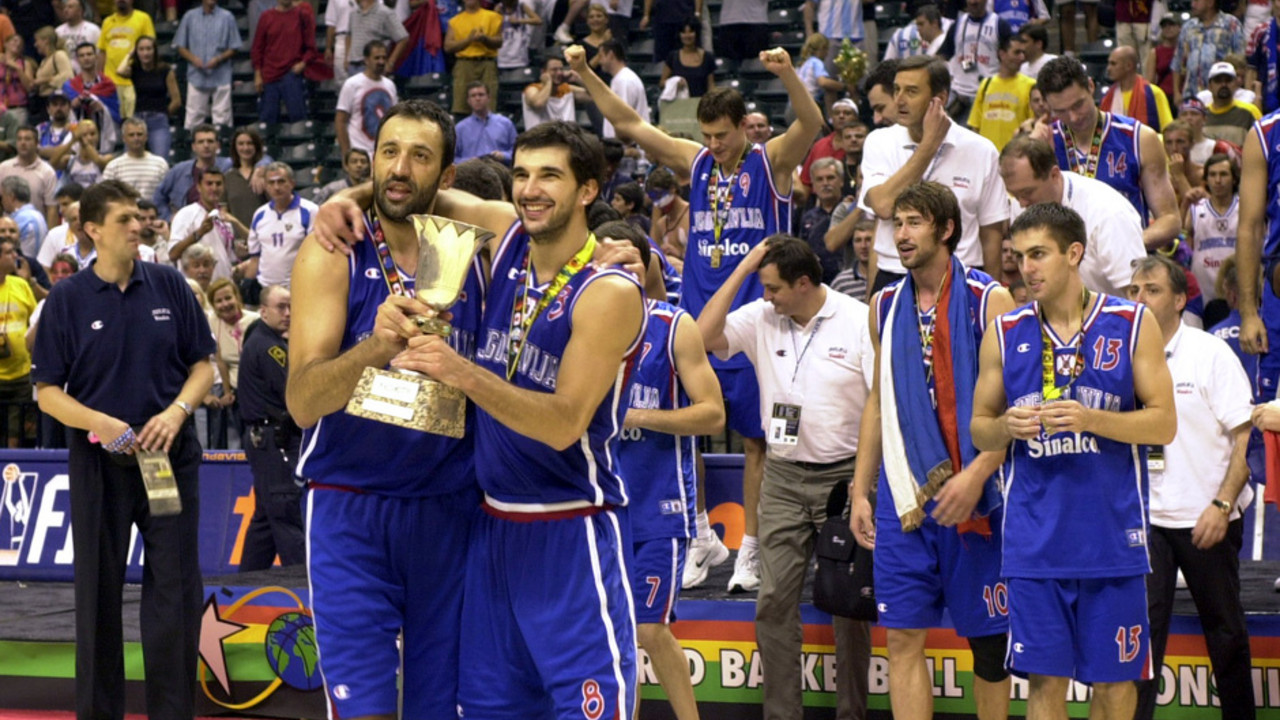 Vlade Divac i Predrag Stojaković posle osvajanja Svetskog prvenstva u Indijanapolisu