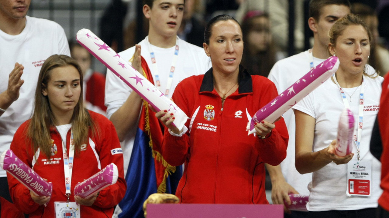 Aleksandra Krunić i Jelena Janković posmatraju meč Srbije u Fed kupu