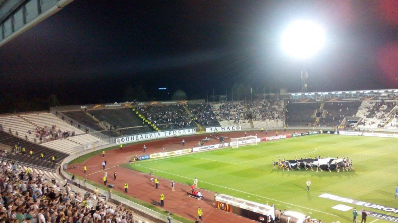 Severna tribina stadiona Partizana u meču sa AZ Alkmarom