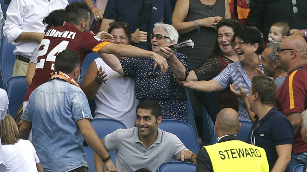 Fudbaler Rome Alesandro Florenci slavi gol na meču sa Kaljarijem u trećem kolu Serije A