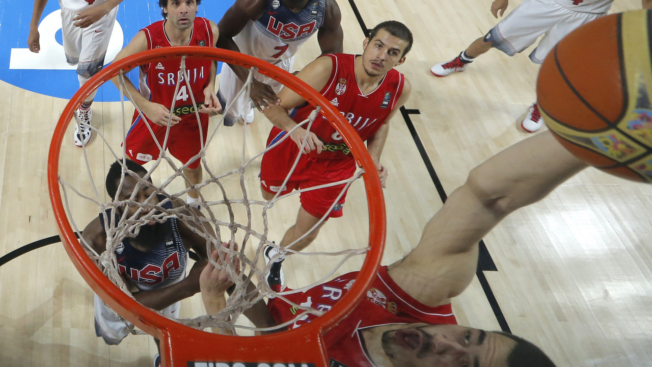 Nikola Kalinić zakucava u meču finala SP u Španiji protiv selekcije SAD