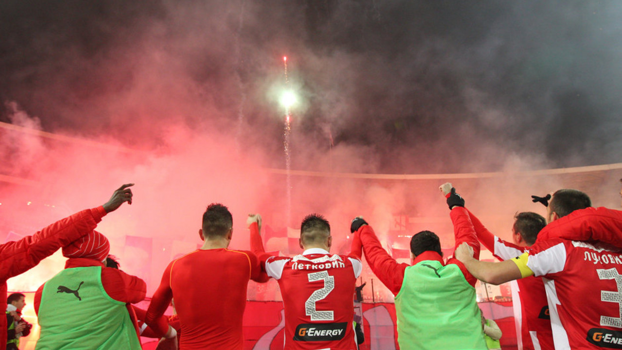 Fudbaleri Crvene zvezde pozdravljaju navijače posle pobede nad Radnikom