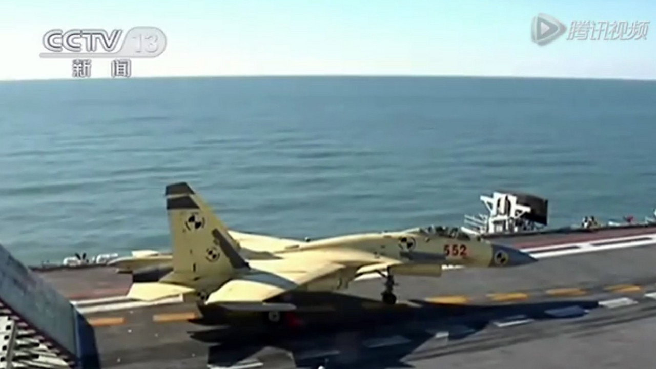 Kineski borbeni avion J-15 sleće na nosač aviona