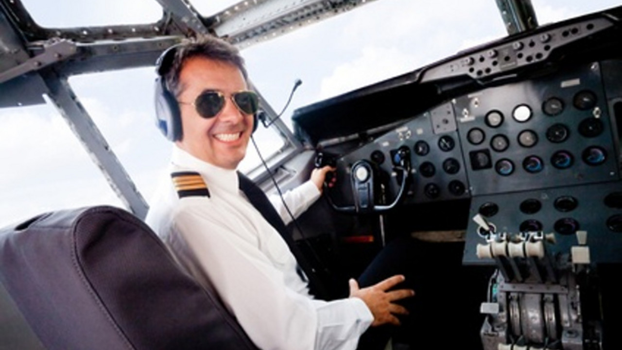 Pilot u pilotskoj kabini 