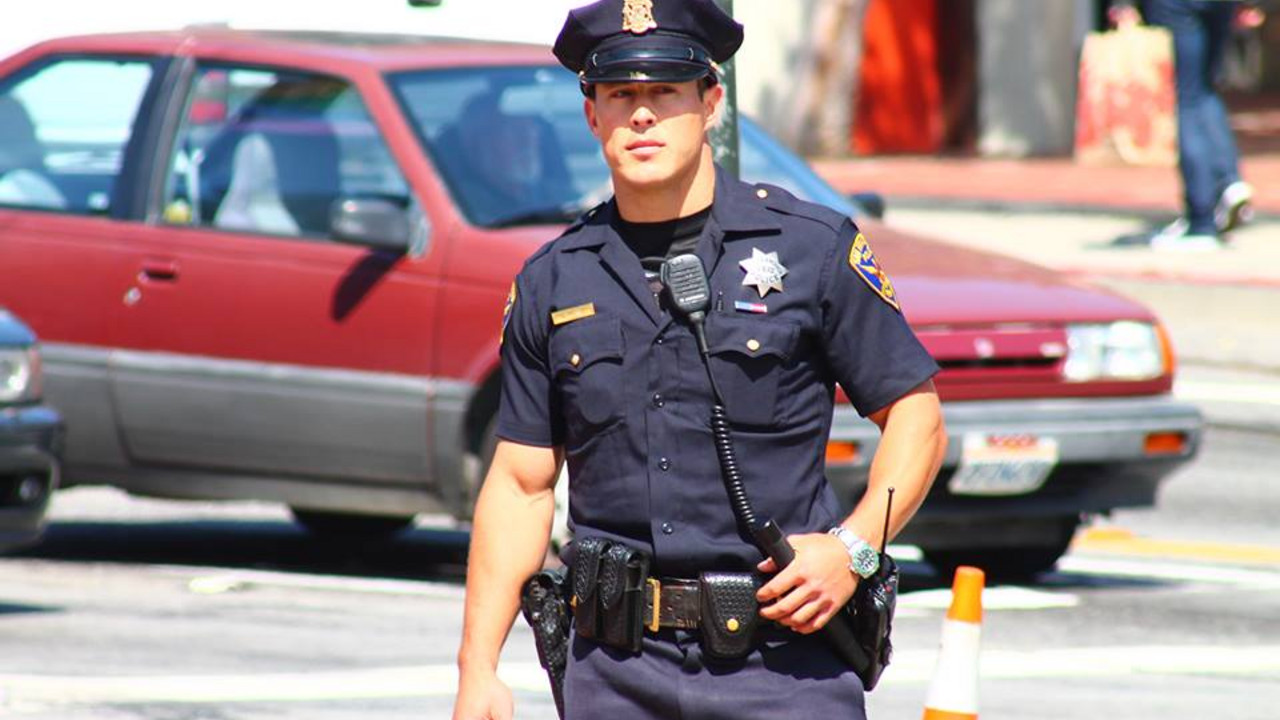 Seksi policajac zbog koga bi žene kršile zakon! (FOTO)