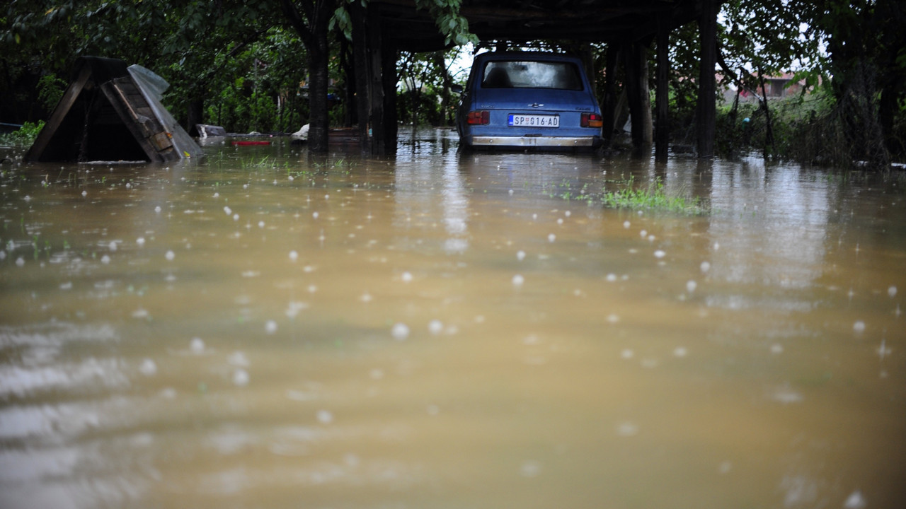 potopljen automobil usled kiše