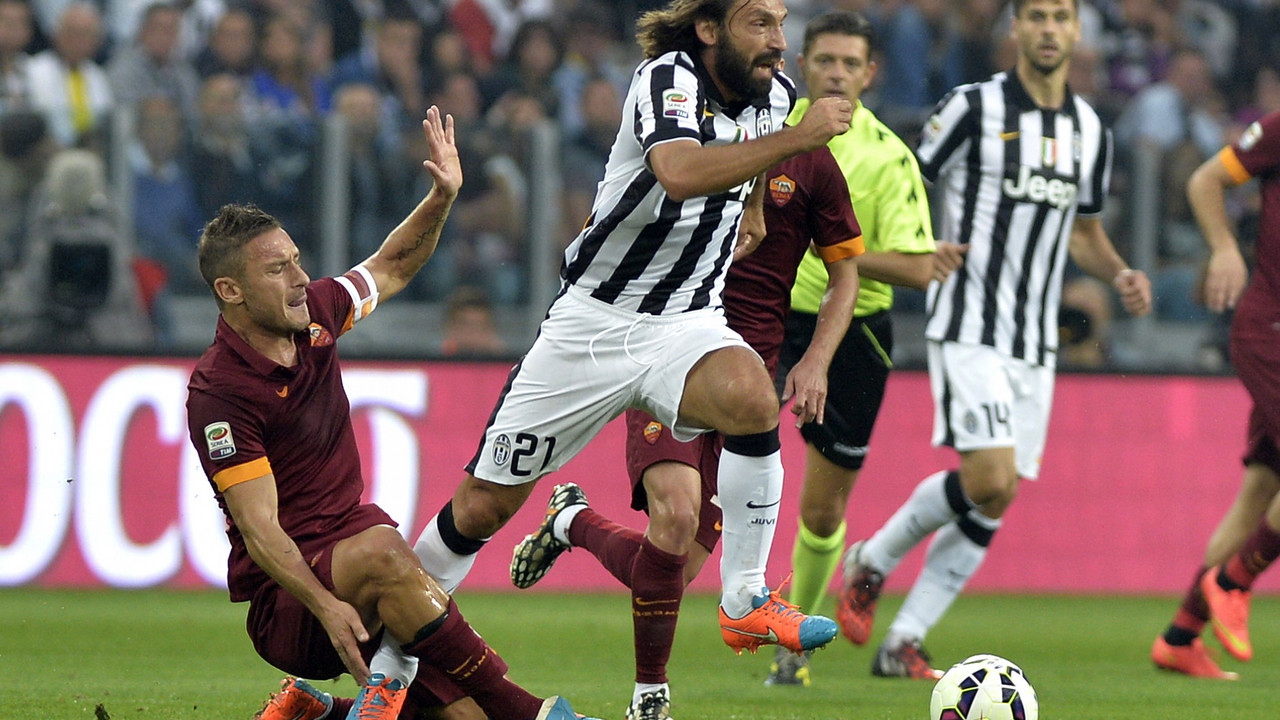 Frančesko Toti i Andrea Pirlo u duelu na meču šestog kola Serije A između Juventusa i Rome