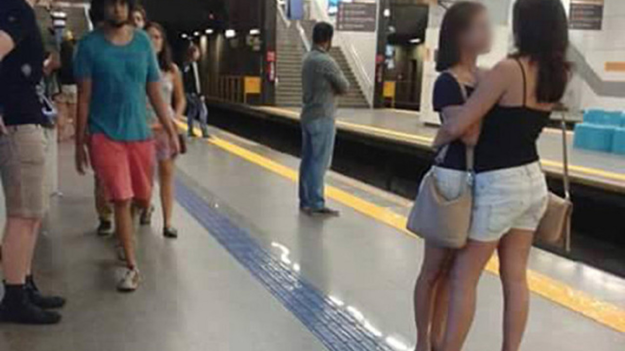 Zagrljene Brazilke u metrou