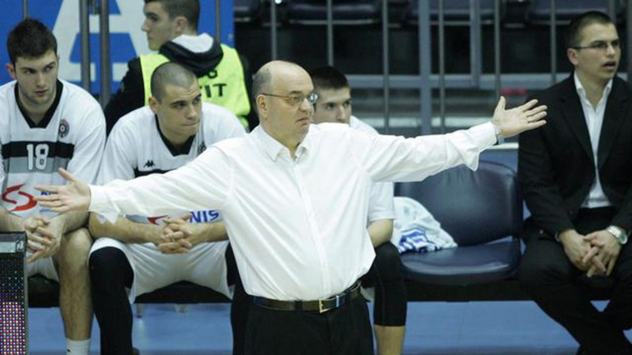 Duško Vujošević širi ruke