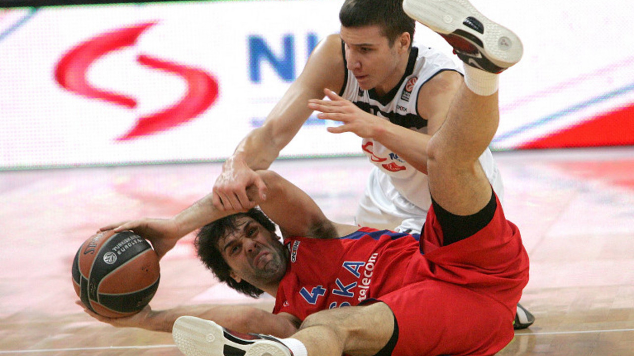 Miloš Teodosić u duelu sa košarkašima Partizana