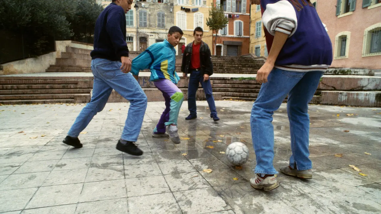 Francuski dečaci igraju fudbal