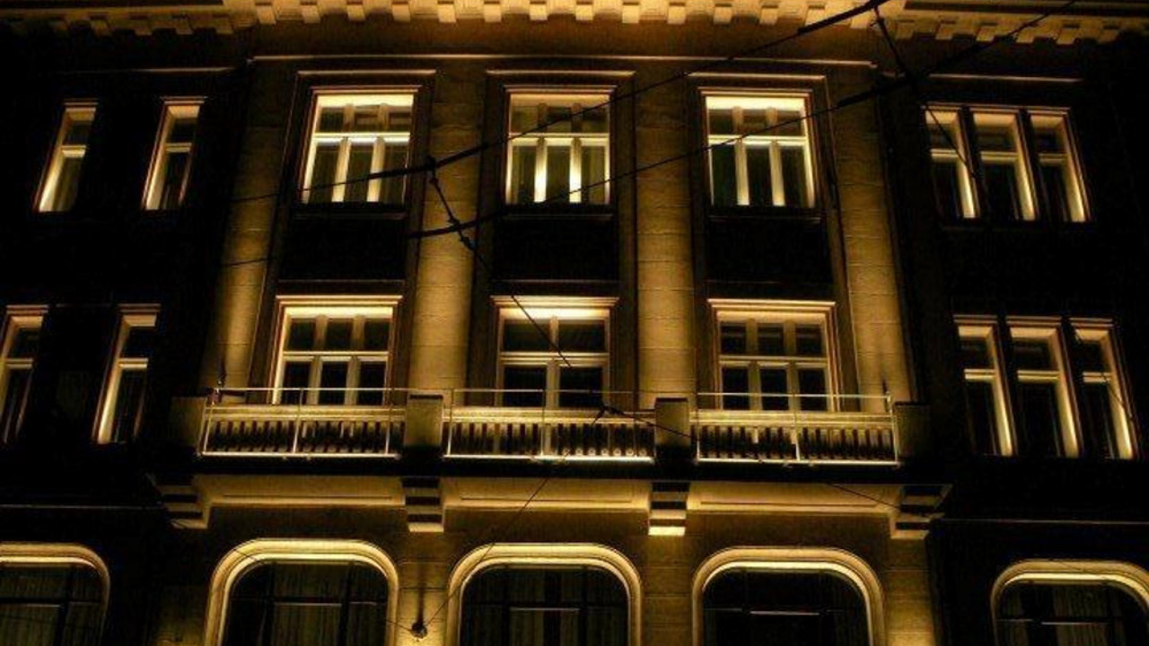 Zgrada Kolaraca noću, Beograd
