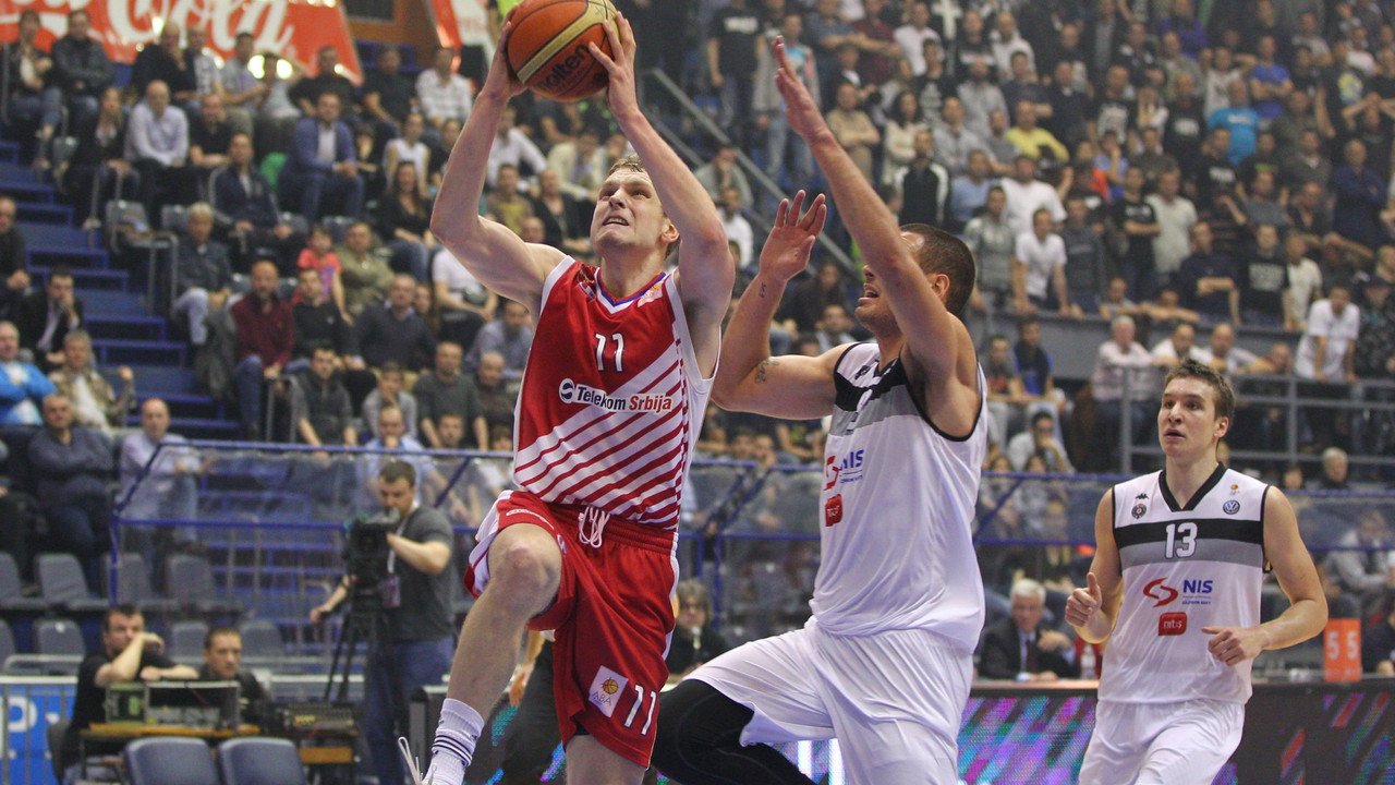 Aleksandar Pavlović faulira Jaku Blažiča