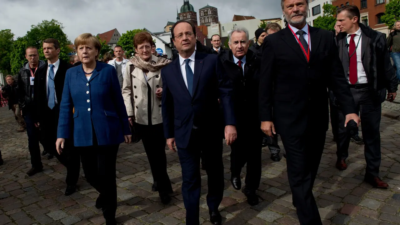 Fransoa Oland, Angela Merkel