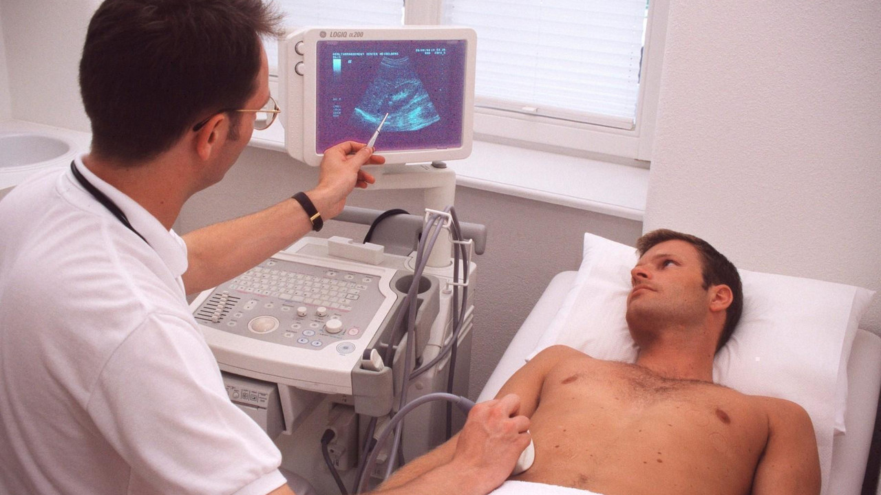 Doktor ispituje slepo crevo