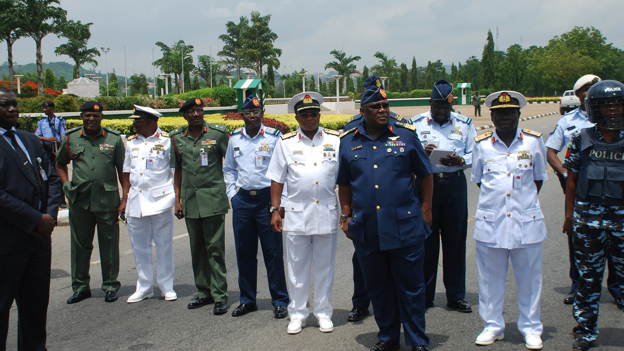 Alex Badeh sa vojnim zvaničnicima Nigerije