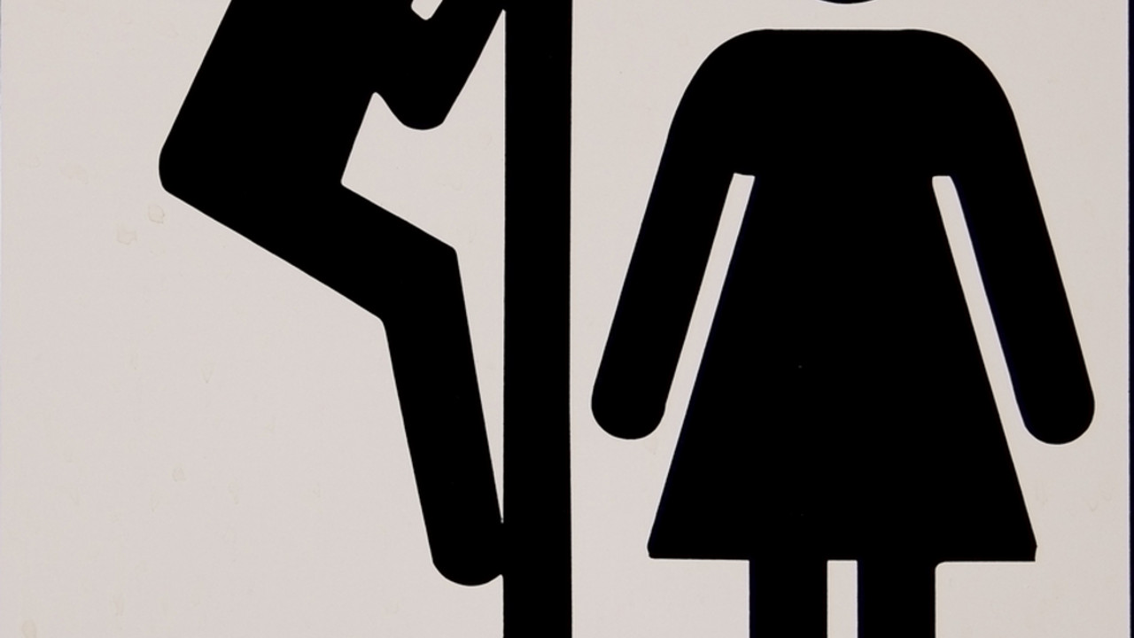 muškarac viri u ženski wc