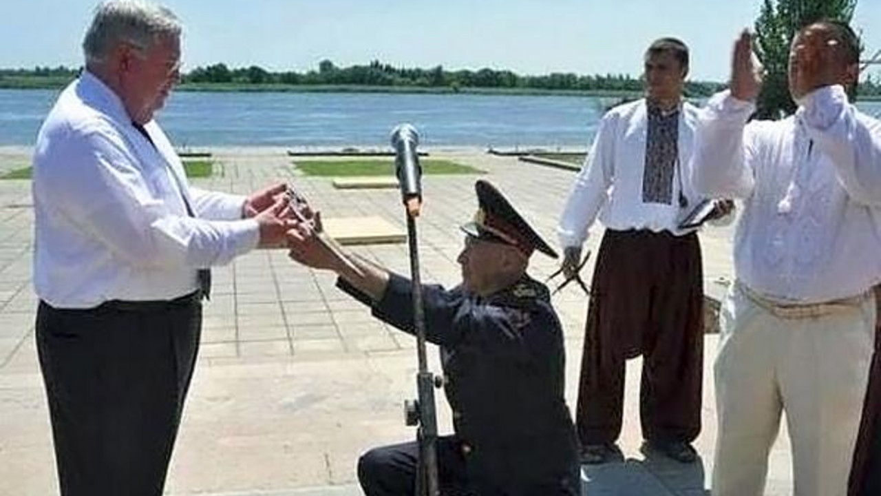 Ukrajinski general kleči pred američkim ambasadorom