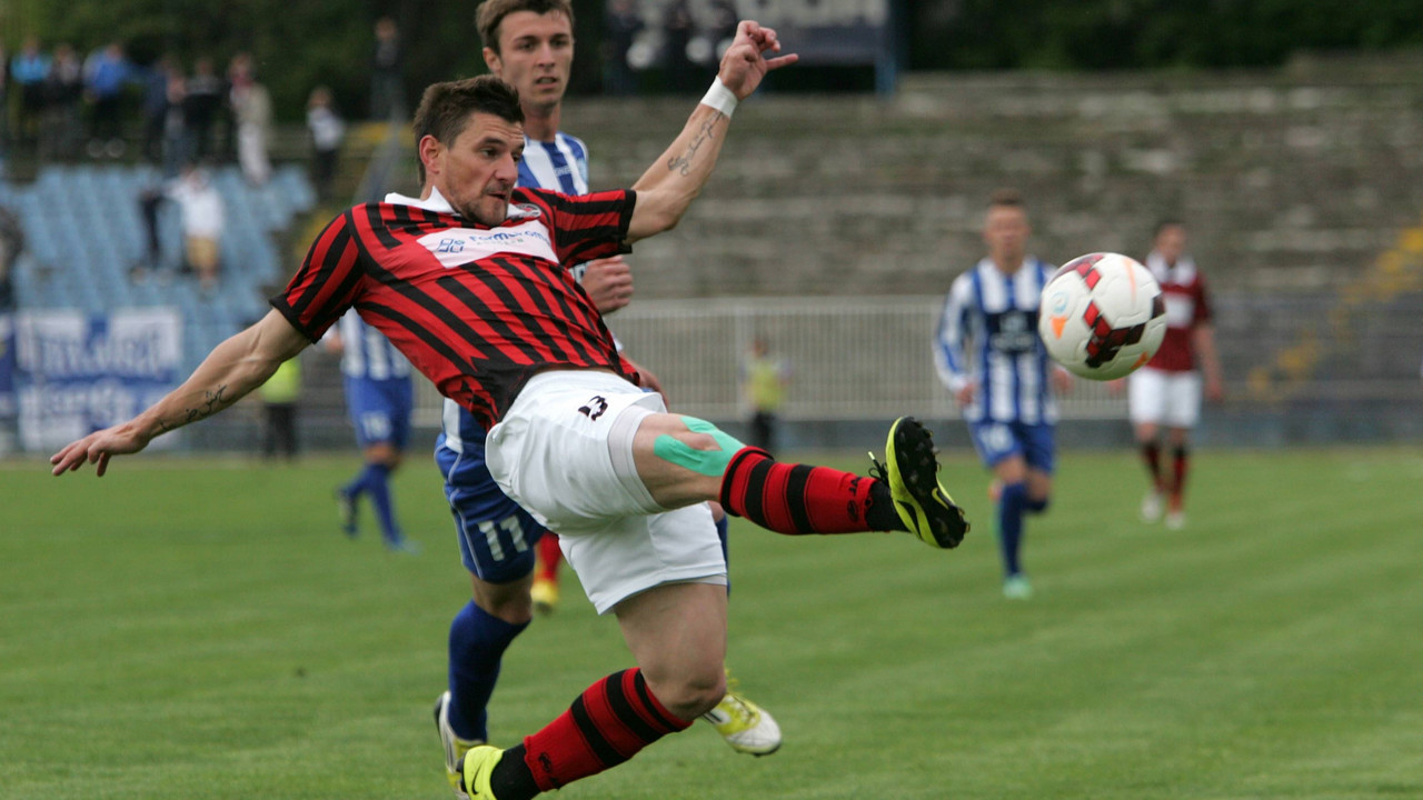 Napadač OFK Beograda Aleksandar Čavrić (plavo-beli dres)