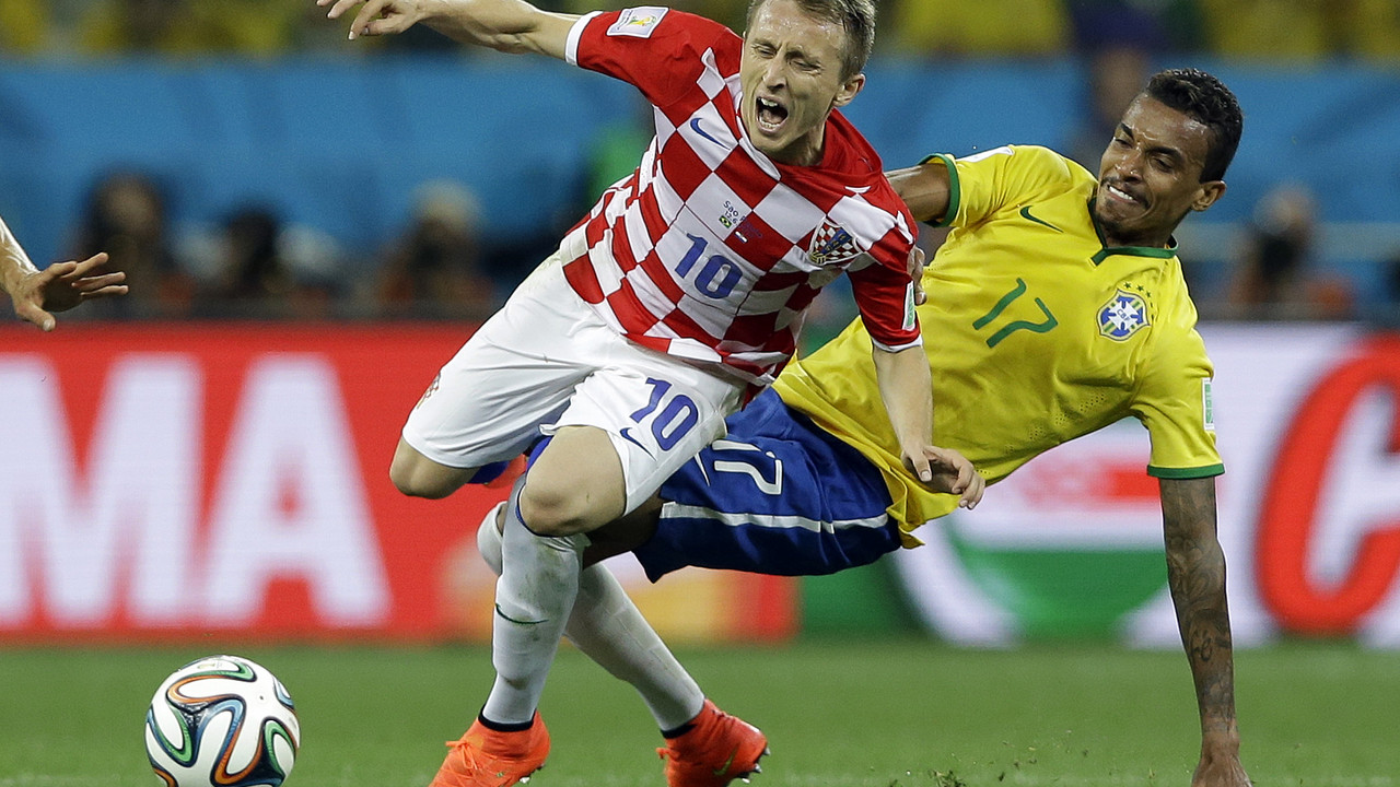Luis Gustavo pravi faul nad Lukom Modrićem