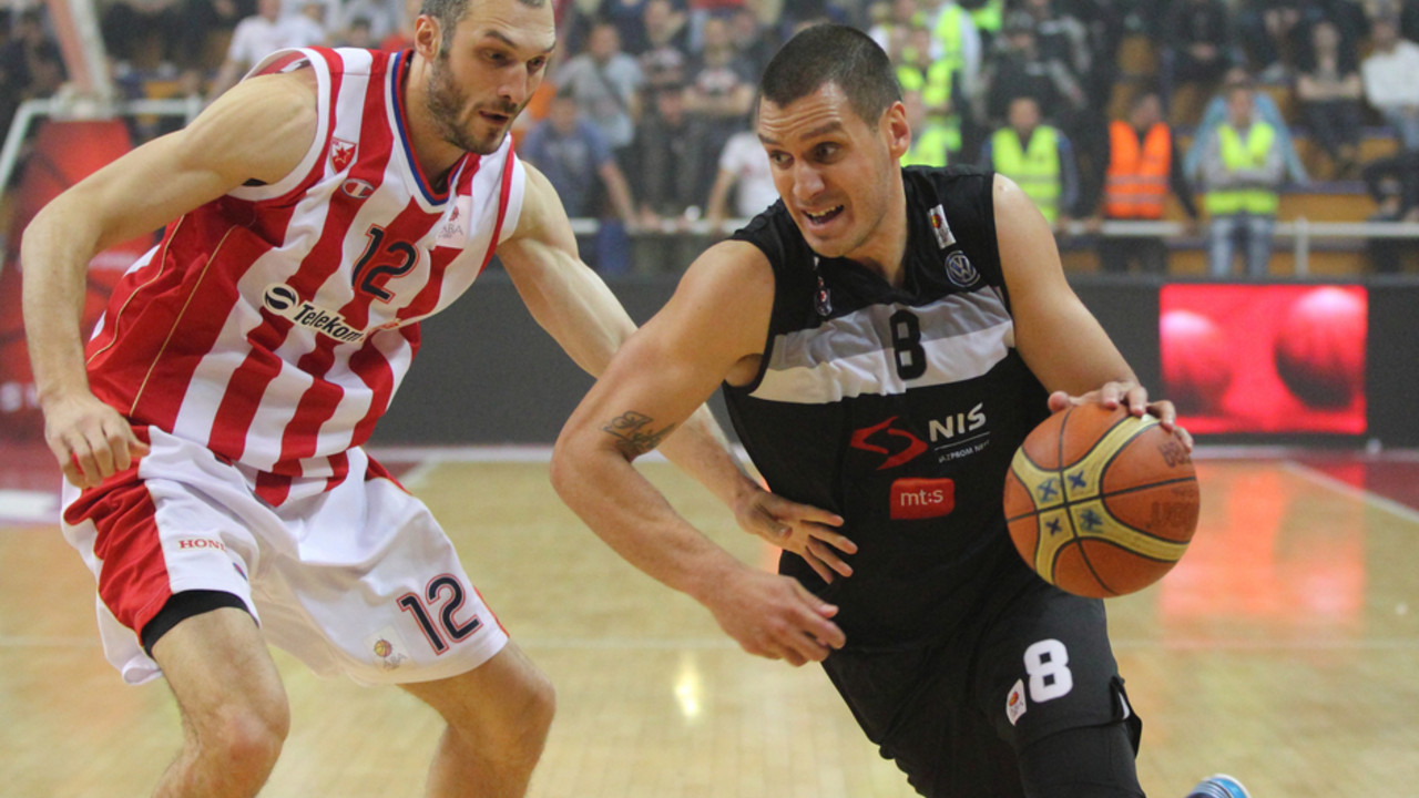 Aleksandar Pavlović u duelu sa Markom Simonovićem